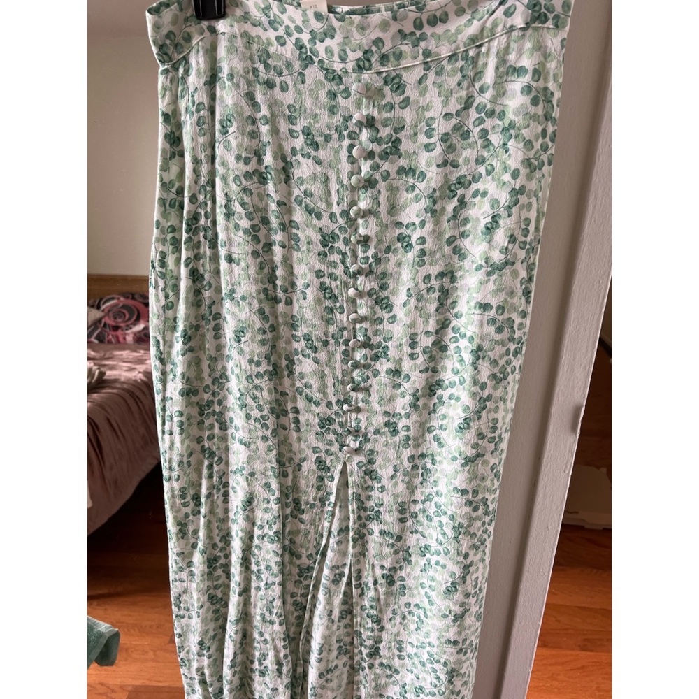 Flowy skirt with slit